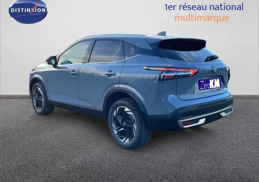 Vue 3/4 arrière droite du Nissan Qashqai gris argile métal avec jantes noires et feux arrière LED fins.