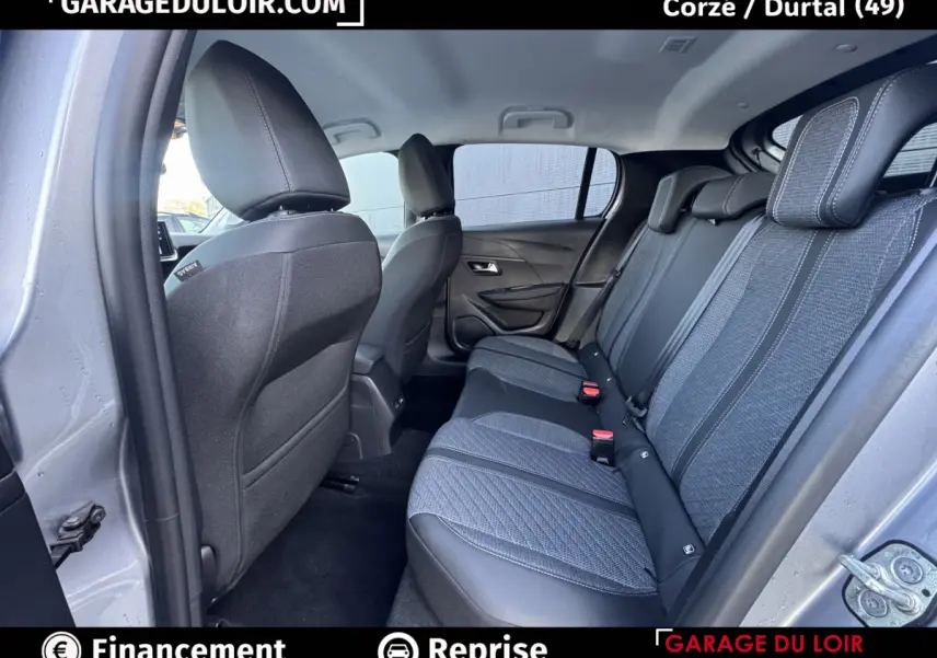 Vue intérieure côté droit montrant la banquette arrière grise et noire du Peugeot 208 Hybrid 110 e-DCS6 Allure 2025.