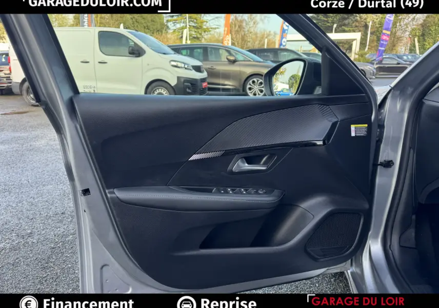 Vue intérieure de la porte avant droite gris clair de la Peugeot 208 Hybrid 110 e-DCS6 Allure avec garniture noire et inserts carbone.