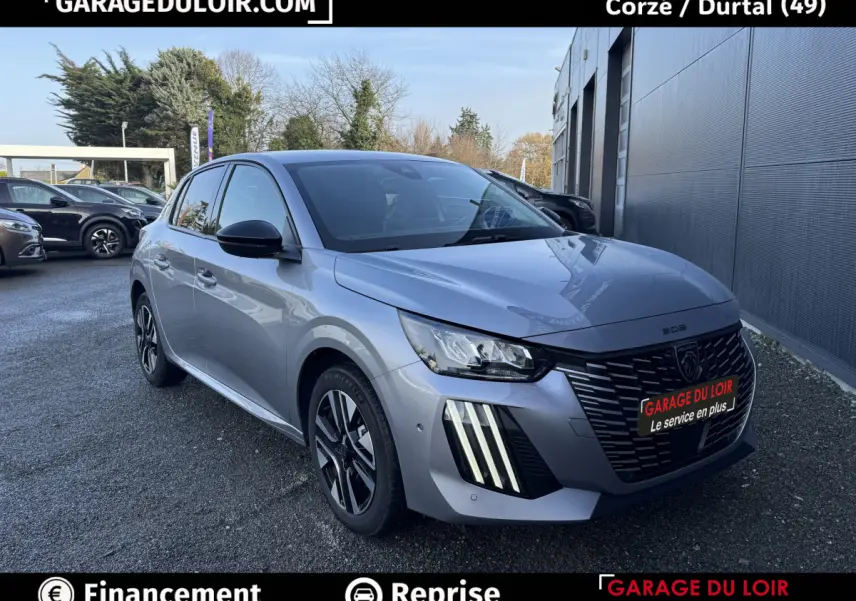 Peugeot 208 Hybrid gris clair vue 3/4 avant droit, avec feux LED verticaux et calandre noire distinctive.