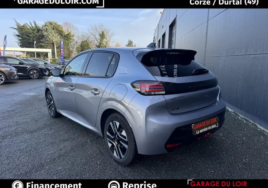 Vue 3/4 arrière droite d'une Peugeot 208 Hybrid 110 gris clair, avec feux arrière LED et jantes alliage noires.