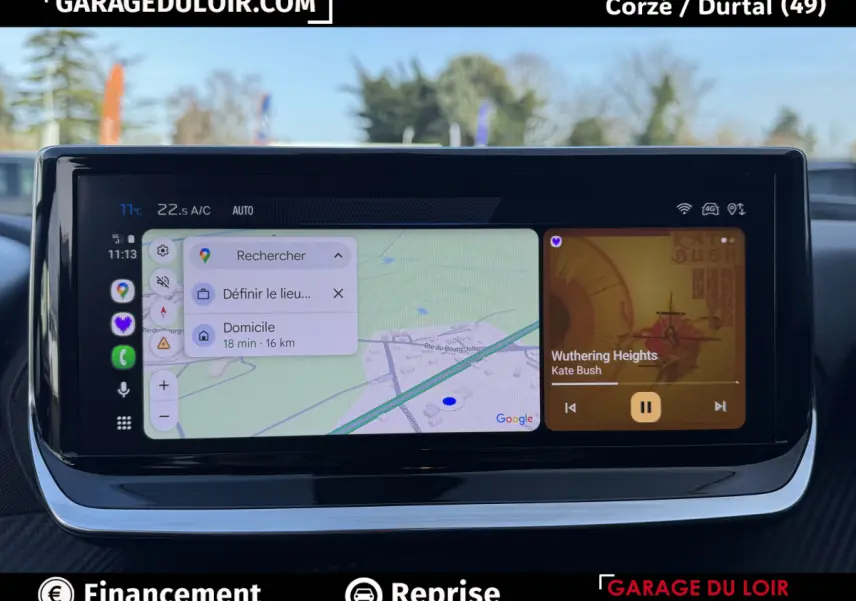 Écran tactile central de la Peugeot 208 Hybrid 110 e-DCS6 Allure 2025 affichant navigation et musique, intérieur noir.