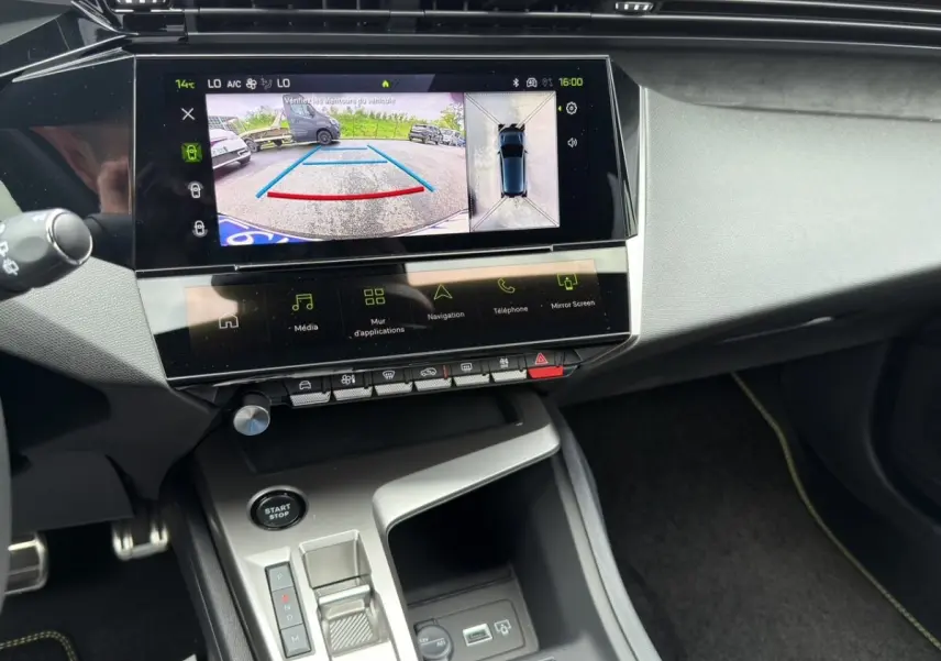 Vue intérieure du tableau de bord et console centrale de la Peugeot 308 gris clair avec écran tactile affichant la caméra 360.
