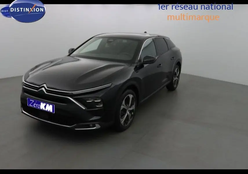 Citroën C5 X noir métal vue 3/4 avant droit dans un studio, soulignant ses lignes modernes et ses jantes alliage.