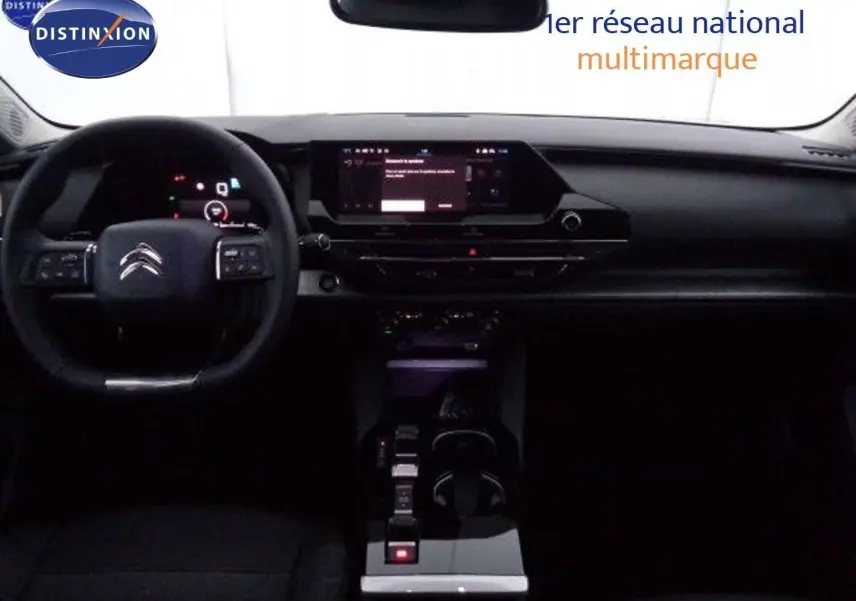 Vue intérieure du tableau de bord et volant Citroën C5 X 2022 noir, avec écran tactile central et commandes au volant.