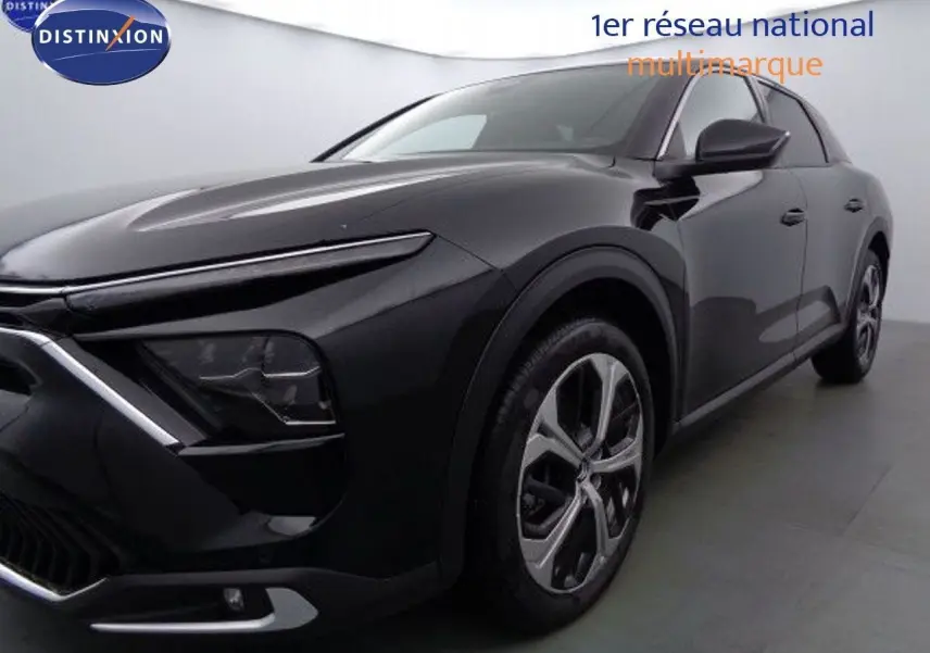 Citroën C5 X noir métal vue 3/4 avant droit, mettant en valeur ses phares fins et ses jantes alliage modernes.