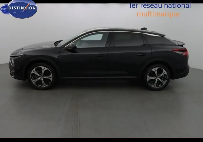 Profil latéral droit d'une Citroën C5 X noire métal 2022 avec jantes alliage et toit surélevé élégant.