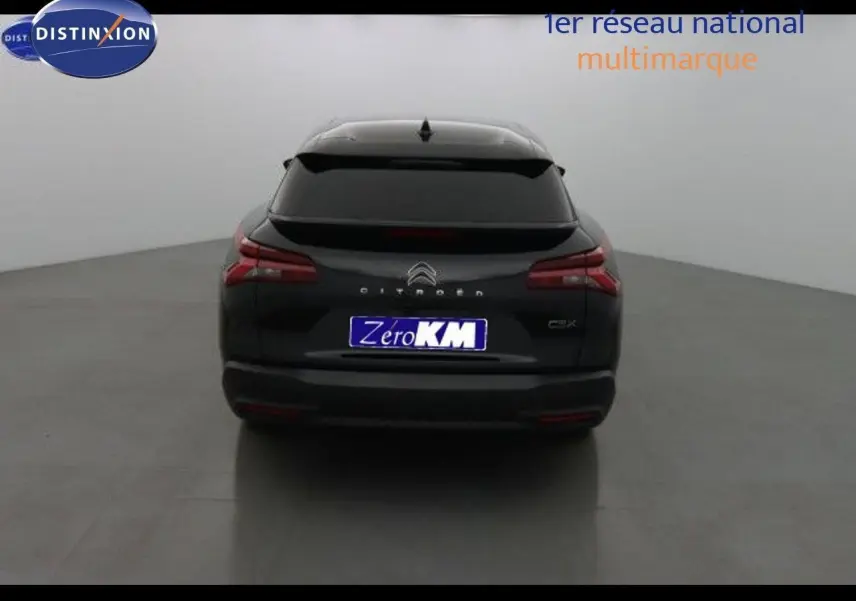 Vue arrière d'une Citroën C5 X noire métal 2022 avec feux arrière LED et lunette arrière teintée.