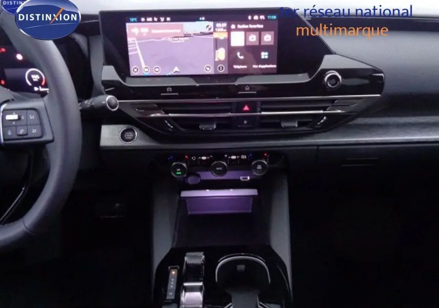 Intérieur du Citroën C5 X 2022 en noir, vue sur le tableau de bord avec écran tactile et commandes de climatisation.