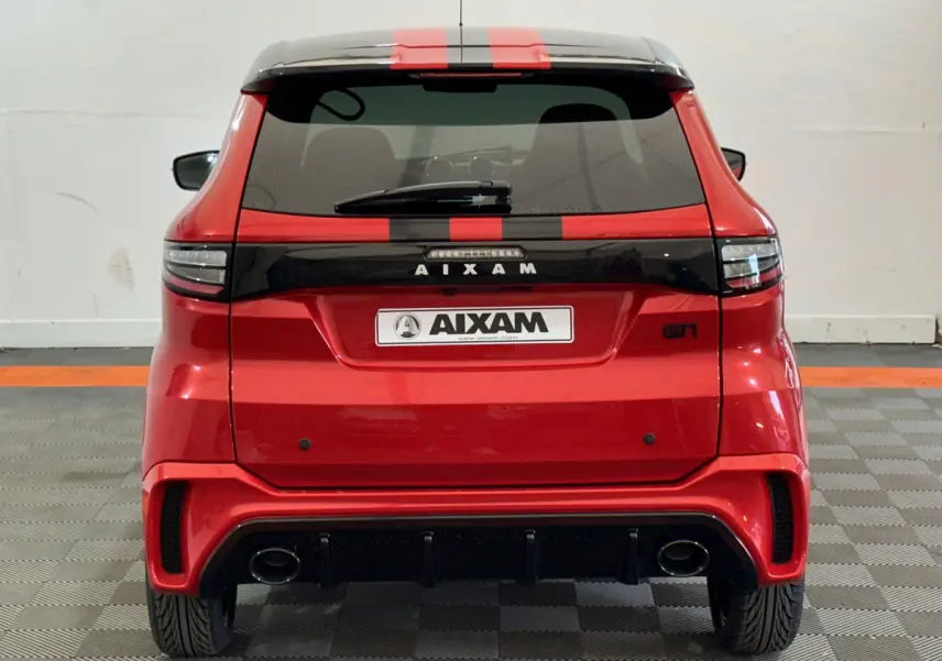 Vue arrière d'une Aixam Ambition rouge 2025 avec bande noire centrale et double sortie d'échappement GTI.