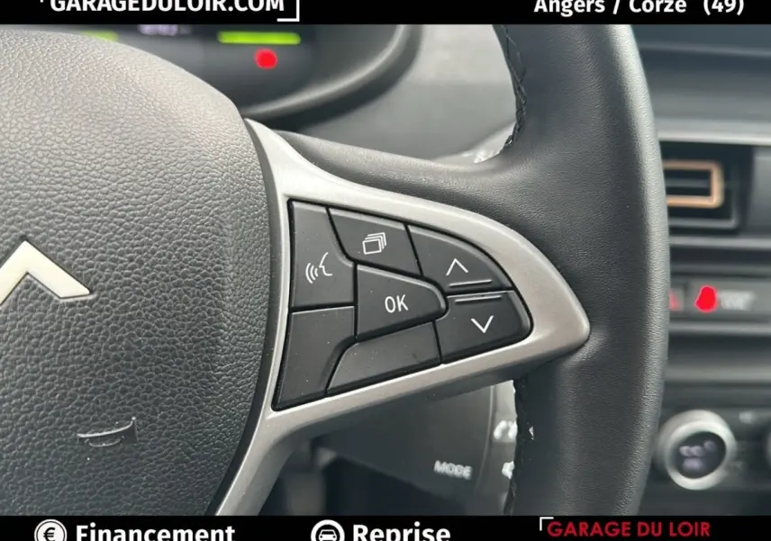 Gros plan sur les commandes au volant côté droit du Dacia Jogger Extreme+ Hybrid 140 2025, intérieur noir.