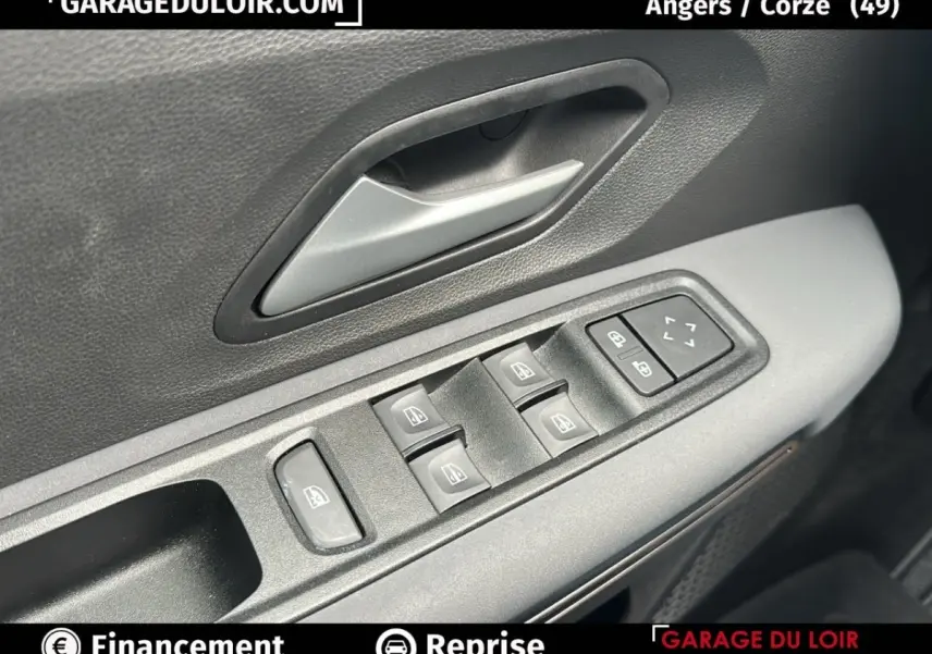 Détail de la commande des vitres et du verrouillage sur la porte côté conducteur d’un Dacia Jogger 2025 couleur non visible.