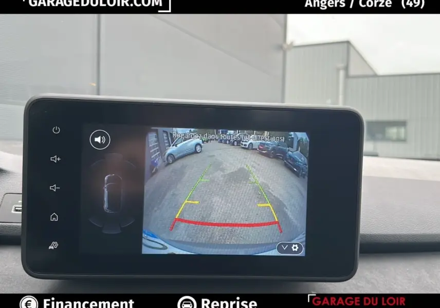 Écran de caméra de recul du Dacia Jogger Extreme+ Hybrid 140 2025 montrant l'arrière avec lignes de guidage colorées.