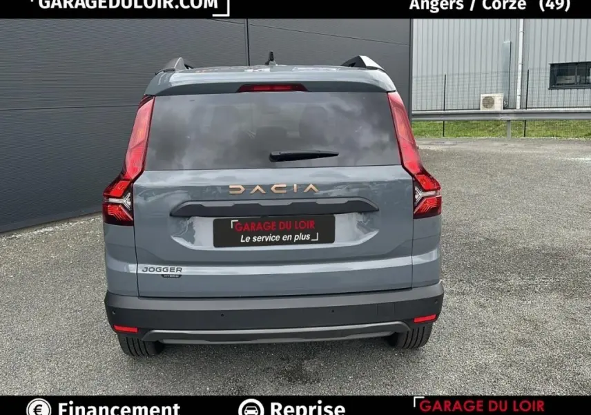 Vue arrière d'un Dacia Jogger Extreme+ Hybrid 140 2025 en gris, avec logo et feux arrière distinctifs.