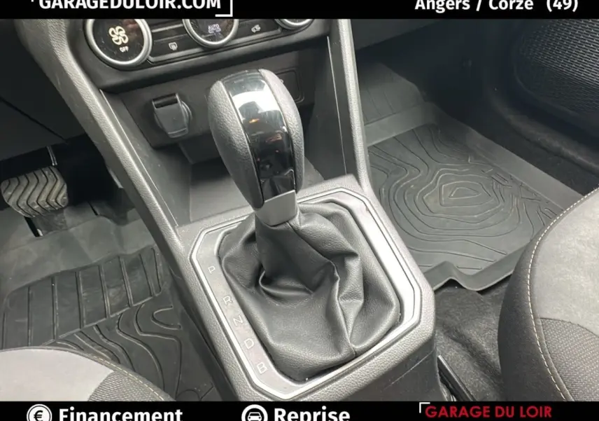 Gros plan sur la console centrale du Dacia Jogger Extreme+ Hybrid 140 2025, avec levier de vitesse automatique et tapis noirs.
