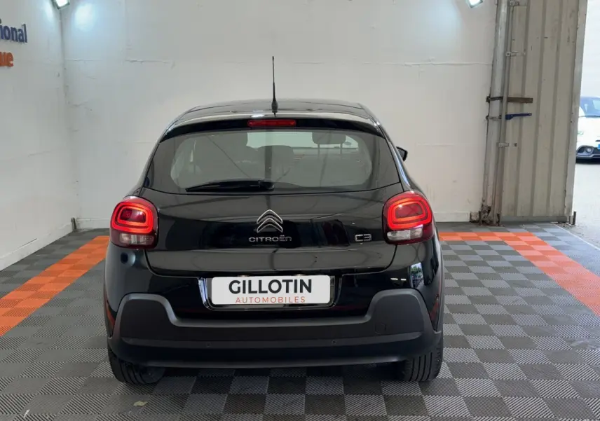 Vue arrière d'une Citroën C3 noire 2019 avec feux arrière LED et logo centré dans un garage.