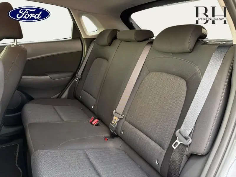 Banquette arrière en tissu noir du Hyundai Kona 1.6 GDi Hybrid 2021 vue côté droit avec ceintures et appuie-têtes.