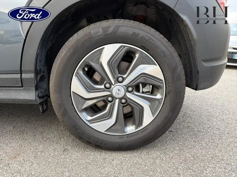 Gros plan sur la roue avant droite d'une Hyundai Kona 2021 Cyber Grey Métal, mettant en valeur la jante alu design.