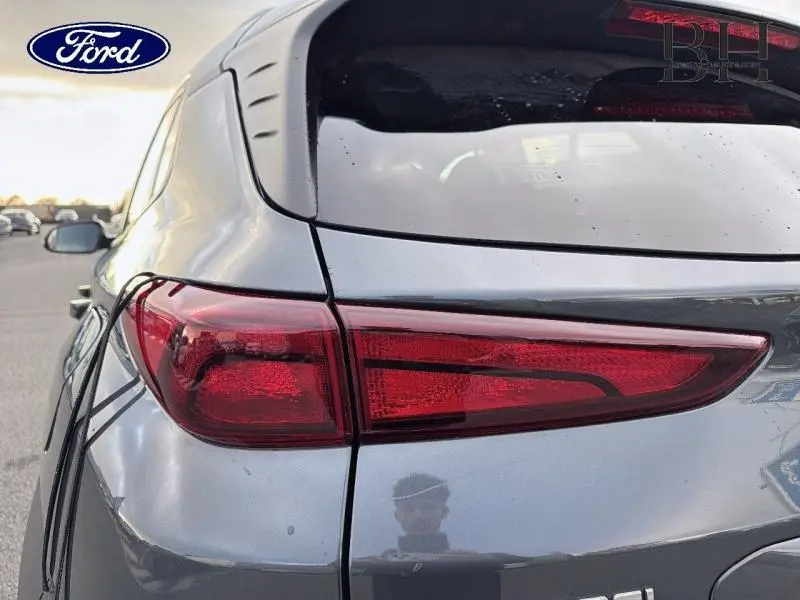 Feu arrière gauche et partie arrière en Cyber Grey Métal d'un Hyundai Kona 2021 hybride, vue rapprochée côté gauche.