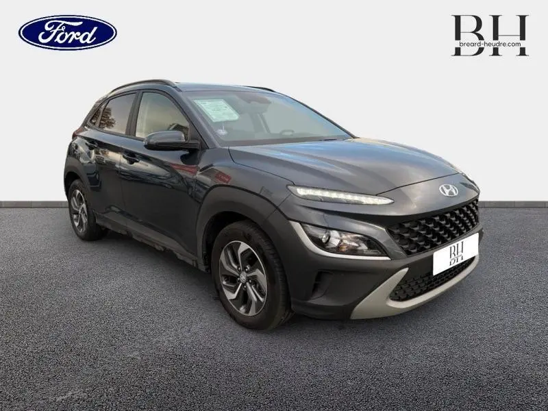 Hyundai Kona 1.6 GDi Hybrid Cyber Grey Métal en 3/4 avant droit avec calandre noire et phares LED fins.