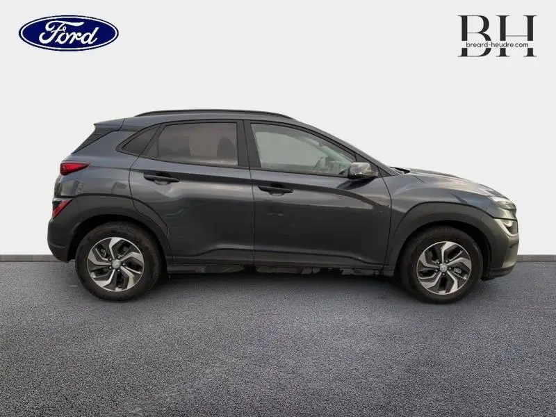 Vue de profil côté gauche du Hyundai Kona 1.6 GDi Hybrid 2021 en Cyber Grey Métal avec jantes alliage.