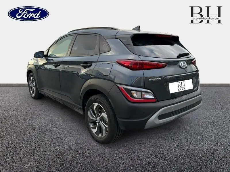 Vue 3/4 arrière droite d'un Hyundai Kona 2021 hybride en Cyber Grey Métal avec feux arrière LED et jantes alu.
