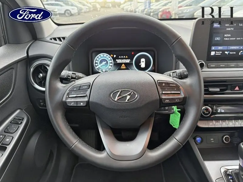 Vue centrée sur le volant cuir multifonction d'une Hyundai KONA 2021 avec tableau de bord digital et console noire.