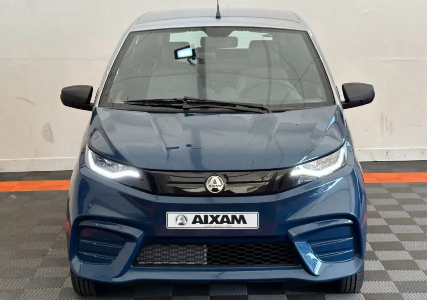 Vue frontale d'une Aixam Ambition 0.5 City Pack bleu 2025 avec feux LED et rétroviseurs noirs.