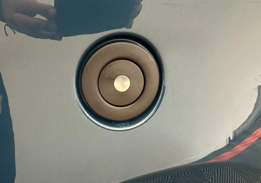 Gros plan sur la trappe de réservoir bleu d'une Aixam Ambition 0.5 City Pack diesel 2025.