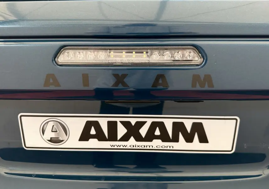 Gros plan sur l'arrière bleu de l'AIXAM Ambition 0.5 City Pack 2025 avec logo et feu stop intégré.
