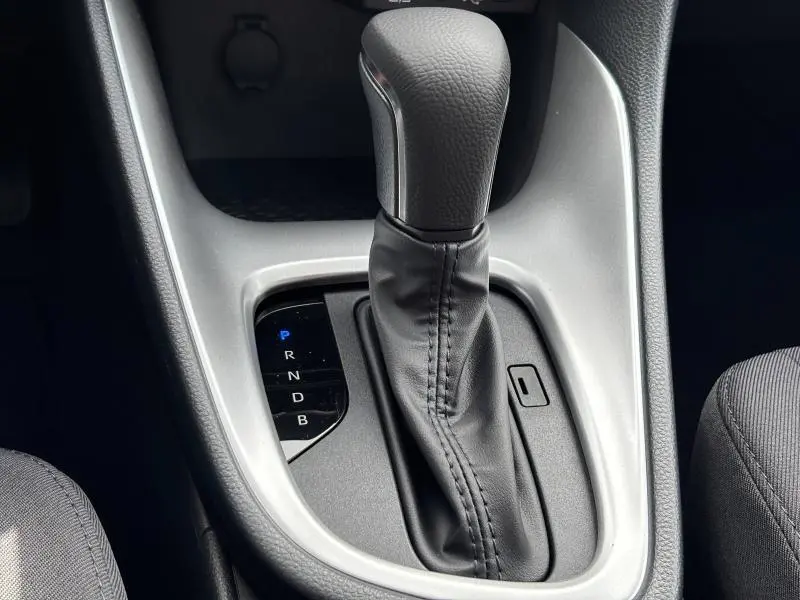 Le levier de vitesses automatique noir et argenté de la Toyota Yaris 116h Dynamic 5p MC24 2025, vue rapprochée intérieure.