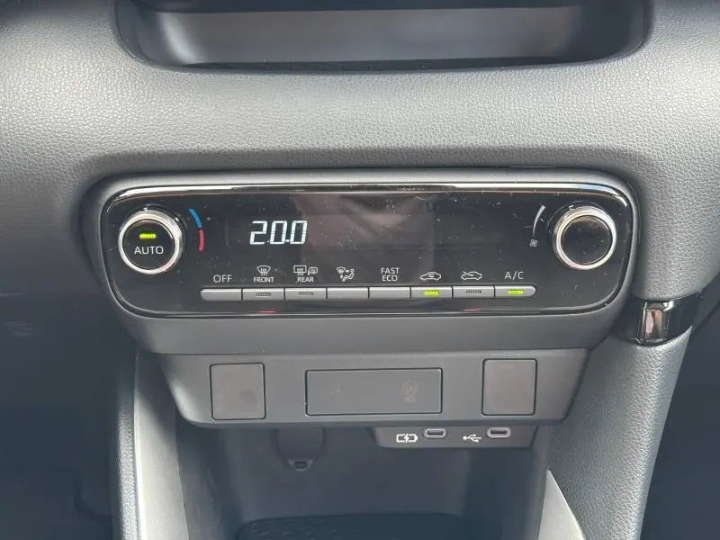 Tableau de bord de la Toyota Yaris 116h Dynamic 2025 montrant le réglage automatique de la climatisation à 20°C.