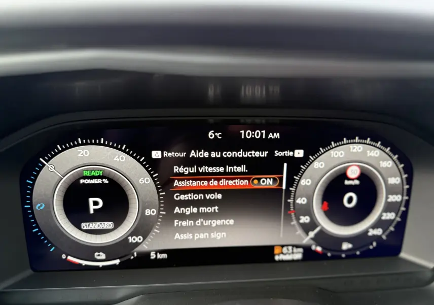 Tableau de bord numérique du Nissan Qashqai 2025, affichant l'assistance de direction activée et la vitesse à 0 km/h.