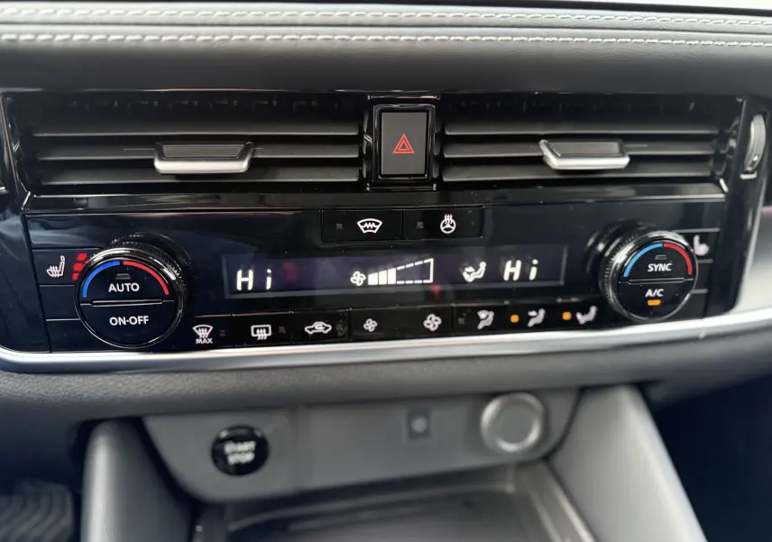 Gros plan sur la console centrale du Nissan Qashqai 2025, affichant la climatisation automatique avec réglage à "Hi".