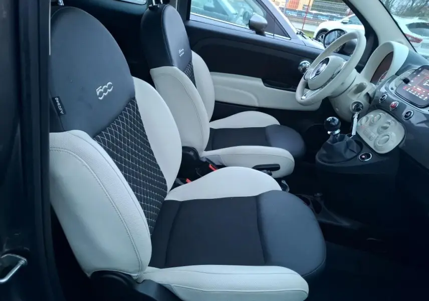 Vue intérieure côté gauche de la FIAT 500 2022 Gris Electroclash, sièges bicolores noirs et blancs avec logo 500 brodé.