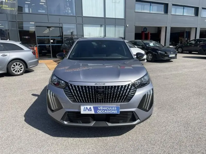 Vue de face d’un Peugeot 2008 gris métal 2025 avec calandre noire distinctive et plaque "Véhicules Occasions".