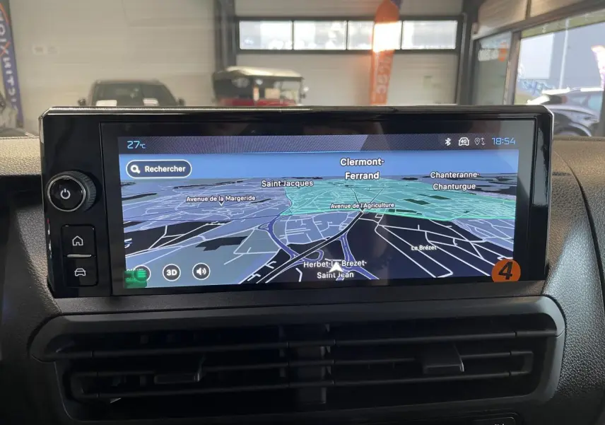 Écran tactile 10'' HD du Peugeot Expert Fourgon gris Artense, affichant navigation 3D, vue intérieure frontale.