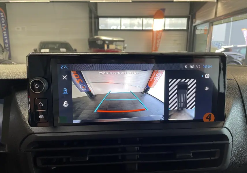 Écran tactile intérieur montrant la caméra de recul et l'affichage 360° du Peugeot Expert Fourgon gris Artense.