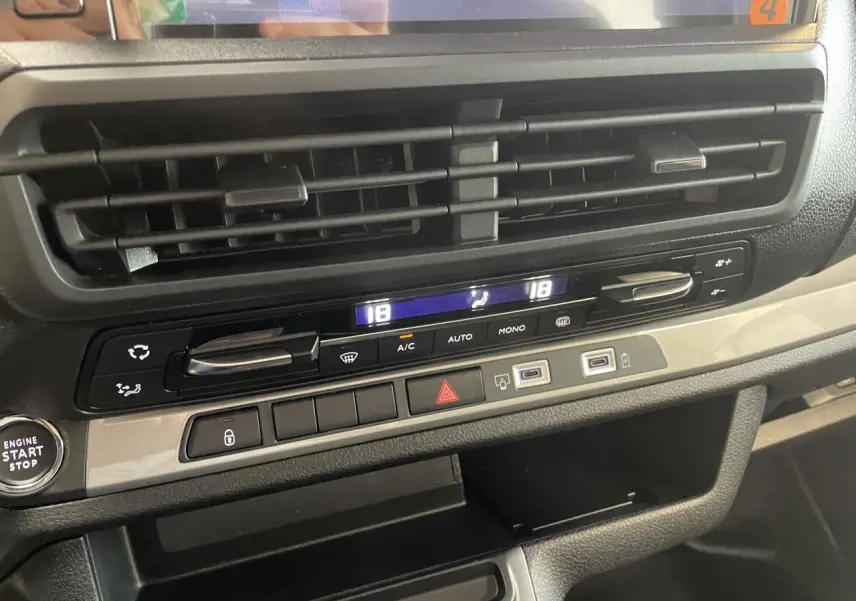 Détail de la console centrale noire du Peugeot Expert Fourgon 2026 avec commandes climatisation digitale et prises USB.
