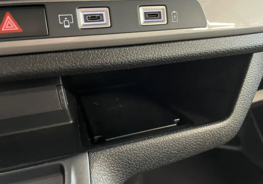 Détail intérieur du tableau de bord du Peugeot Expert Fourgon gris, avec ports USB-C et rangement ouvert.