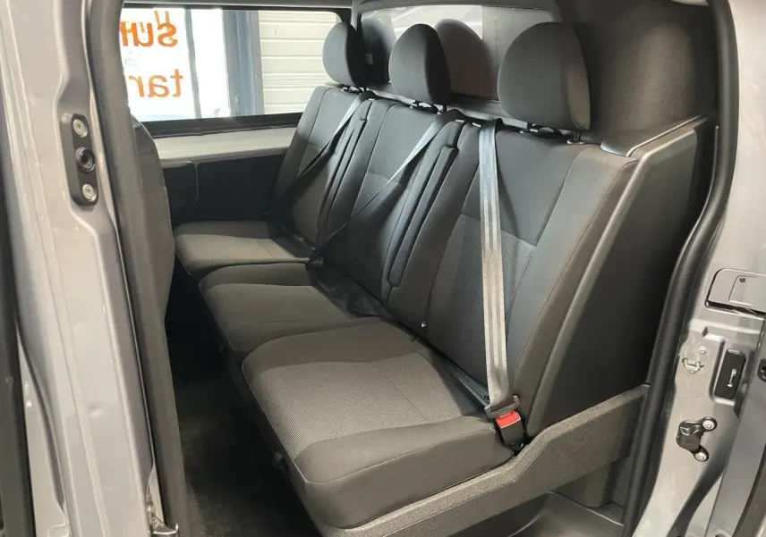 Vue intérieure du siège arrière 3 places en tissu gris du Peugeot Expert Fourgon gris Artense, avec ceintures de sécurité visibles.