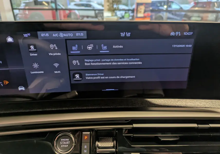 Vue rapprochée de l’écran tactile et console centrale du Peugeot 3008 Hybrid 145 GT avec bouton start/stop et commandes digitales.
