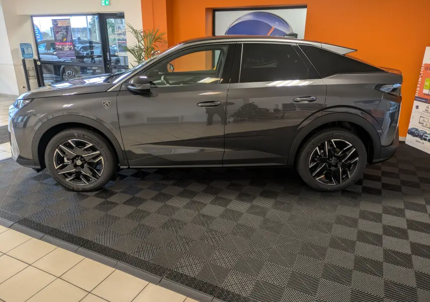 Peugeot 3008 Hybrid gris titane toit noir, vue profil côté gauche en intérieur avec jantes alliage 19 pouces.