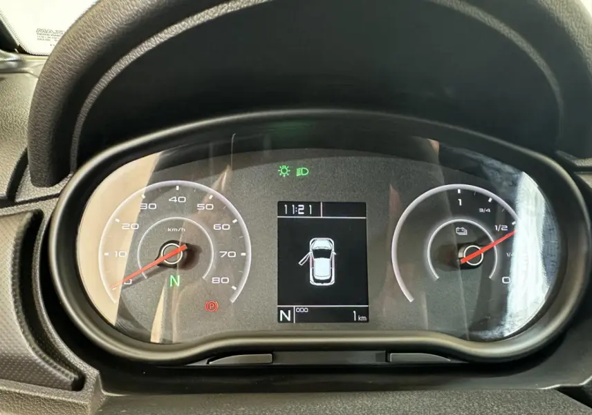 Tableau de bord de l'AIXAM MINAUTO E ACCESS 2025 montrant la vitesse, batterie et porte conducteur ouverte.