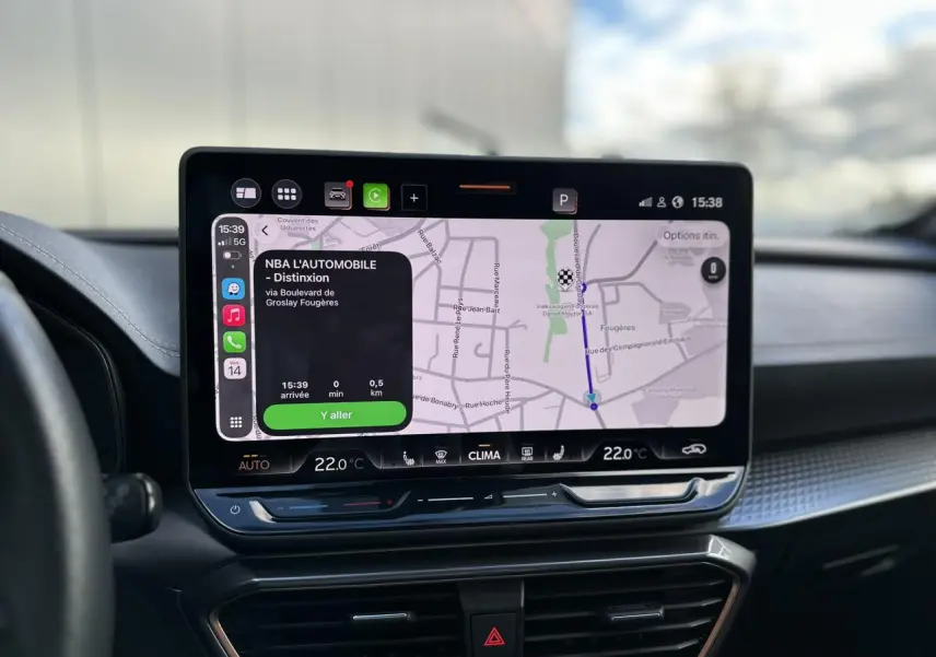 Écran tactile HD 12,9'' du tableau de bord du CUPRA Formentor blanc Neige, affichant la navigation GPS.