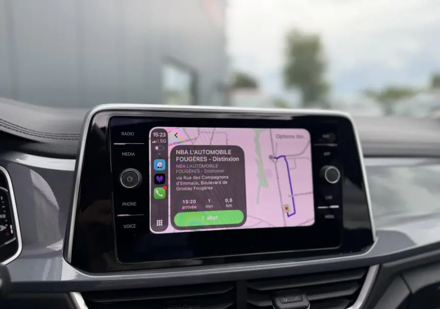 Écran tactile 8 pouces du Volkswagen T-Roc 2024 affichant la navigation, intérieur gris et noir.