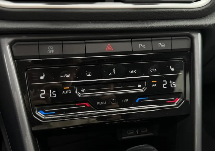 Panneau de commande de la climatisation automatique bi-zone du Volkswagen T-Roc 2024, avec affichage digital et boutons tactiles.