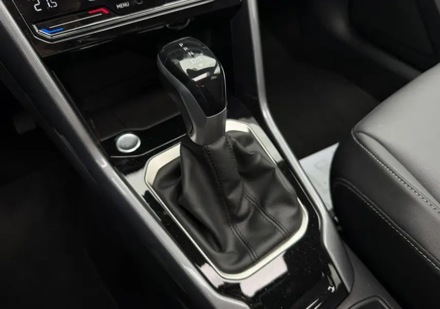Le levier de vitesses automatique noir et argenté du Volkswagen T-Roc 2024, avec console centrale en finition brillante.