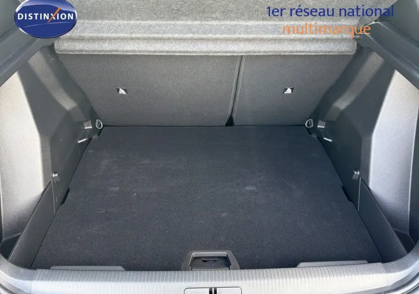 Coffre vide en vue plongeante d’un Peugeot 2008 gris Artense avec toit noir, soulignant son espace de chargement.