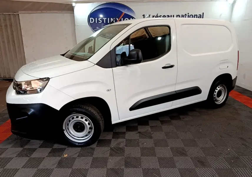 Profil droit du Citroën Berlingo blanc 2021 utilitaire avec jantes acier et protections noires sur porte.